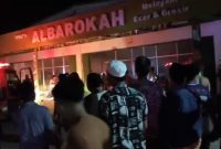 Ket foto: Petugas pemadam kebakaran bersama personel TNI-Polri dan warga berjibaku memadamkan api yang membakar Toko Albarokah di Desa Jabaan, Kecamatan Manding, Sumenep, Selasa (15/9/2026) malam.