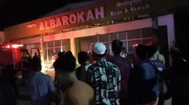 Ket foto: Petugas pemadam kebakaran bersama personel TNI-Polri dan warga berjibaku memadamkan api yang membakar Toko Albarokah di Desa Jabaan, Kecamatan Manding, Sumenep, Selasa (15/9/2026) malam.