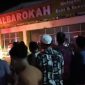 Ket foto: Petugas pemadam kebakaran bersama personel TNI-Polri dan warga berjibaku memadamkan api yang membakar Toko Albarokah di Desa Jabaan, Kecamatan Manding, Sumenep, Selasa (15/9/2026) malam.