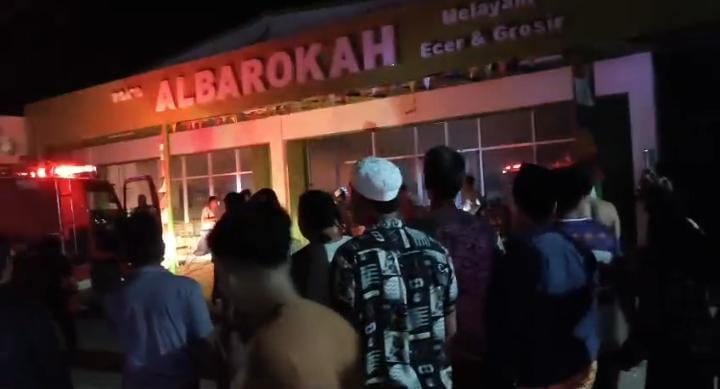 Ket foto: Petugas pemadam kebakaran bersama personel TNI-Polri dan warga berjibaku memadamkan api yang membakar Toko Albarokah di Desa Jabaan, Kecamatan Manding, Sumenep, Selasa (15/9/2026) malam.