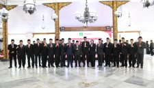 Ket Foto:
Sejumlah pejabat di lingkungan Pemerintah Kabupaten Sumenep mengikuti prosesi pengisian dan rotasi jabatan administrator dan pengawas, Jumat (18/9/2026). Rotasi tersebut mencakup jabatan Camat, Sekcam, pejabat OPD, hingga jajaran manajemen RSUD dr. H. Moh. Anwar.