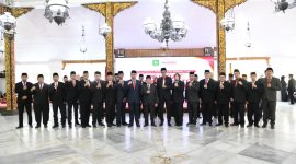 Ket Foto:
Sejumlah pejabat di lingkungan Pemerintah Kabupaten Sumenep mengikuti prosesi pengisian dan rotasi jabatan administrator dan pengawas, Jumat (18/9/2026). Rotasi tersebut mencakup jabatan Camat, Sekcam, pejabat OPD, hingga jajaran manajemen RSUD dr. H. Moh. Anwar.