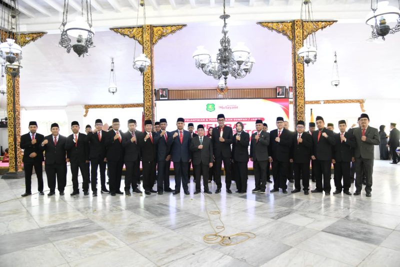 Ket Foto:
Sejumlah pejabat di lingkungan Pemerintah Kabupaten Sumenep mengikuti prosesi pengisian dan rotasi jabatan administrator dan pengawas, Jumat (18/9/2026). Rotasi tersebut mencakup jabatan Camat, Sekcam, pejabat OPD, hingga jajaran manajemen RSUD dr. H. Moh. Anwar.