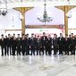 Ket Foto:
Sejumlah pejabat di lingkungan Pemerintah Kabupaten Sumenep mengikuti prosesi pengisian dan rotasi jabatan administrator dan pengawas, Jumat (18/9/2026). Rotasi tersebut mencakup jabatan Camat, Sekcam, pejabat OPD, hingga jajaran manajemen RSUD dr. H. Moh. Anwar.