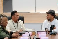 Foto: Kepala Diskoparekraf Kabupaten Probolinggo Heri Mulyadi dalam penyambutan grup musik asal Malaysia Banyak Bunyik Republik.