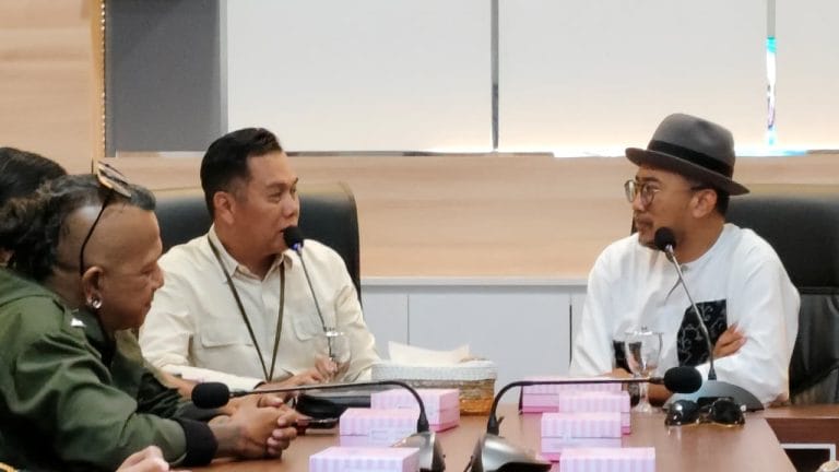 Foto: Kepala Diskoparekraf Kabupaten Probolinggo Heri Mulyadi dalam penyambutan grup musik asal Malaysia Banyak Bunyik Republik.