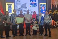 Foto: Menteri Hukum RI Supratman Andi Agta bersama Sekretaris Daerah Kabupaten Probolinggo Ugas Irwanto dan Kepala Dinas Pertanian Kabupaten Probolinggo Arif Kurniadi dalam penyerahan sertifikat IG untuk tembakau Paiton VO Probolinggo.