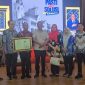 Foto: Menteri Hukum RI Supratman Andi Agta bersama Sekretaris Daerah Kabupaten Probolinggo Ugas Irwanto dan Kepala Dinas Pertanian Kabupaten Probolinggo Arif Kurniadi dalam penyerahan sertifikat IG untuk tembakau Paiton VO Probolinggo.
