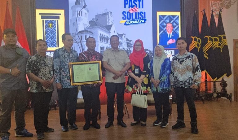 Foto: Menteri Hukum RI Supratman Andi Agta bersama Sekretaris Daerah Kabupaten Probolinggo Ugas Irwanto dan Kepala Dinas Pertanian Kabupaten Probolinggo Arif Kurniadi dalam penyerahan sertifikat IG untuk tembakau Paiton VO Probolinggo.