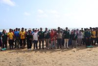 Ket Foto: Ratusan peserta dari berbagai unsur mengikuti aksi bersih-bersih Pantai Wisata Badur dalam rangka World Cleanup Day (WCD) 2026. Peserta melibatkan DLH Sumenep, pemerintah kecamatan dan desa, TNI-Polri, lembaga pendidikan, Pramuka, komunitas, dunia usaha serta masyarakat sekitar.