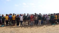 Ket Foto: Ratusan peserta dari berbagai unsur mengikuti aksi bersih-bersih Pantai Wisata Badur dalam rangka World Cleanup Day (WCD) 2026. Peserta melibatkan DLH Sumenep, pemerintah kecamatan dan desa, TNI-Polri, lembaga pendidikan, Pramuka, komunitas, dunia usaha serta masyarakat sekitar.