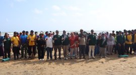 Ket Foto: Ratusan peserta dari berbagai unsur mengikuti aksi bersih-bersih Pantai Wisata Badur dalam rangka World Cleanup Day (WCD) 2026. Peserta melibatkan DLH Sumenep, pemerintah kecamatan dan desa, TNI-Polri, lembaga pendidikan, Pramuka, komunitas, dunia usaha serta masyarakat sekitar.
