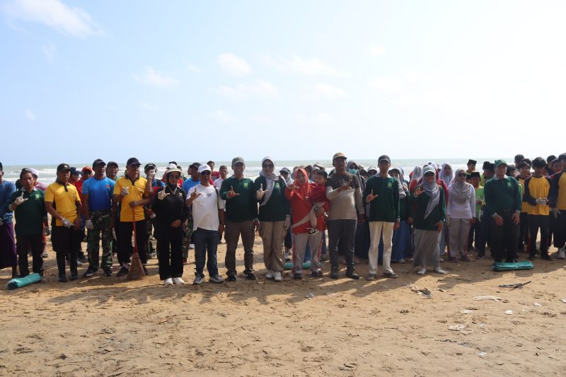 Ket Foto: Ratusan peserta dari berbagai unsur mengikuti aksi bersih-bersih Pantai Wisata Badur dalam rangka World Cleanup Day (WCD) 2026. Peserta melibatkan DLH Sumenep, pemerintah kecamatan dan desa, TNI-Polri, lembaga pendidikan, Pramuka, komunitas, dunia usaha serta masyarakat sekitar.