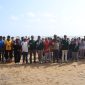 Ket Foto: Ratusan peserta dari berbagai unsur mengikuti aksi bersih-bersih Pantai Wisata Badur dalam rangka World Cleanup Day (WCD) 2026. Peserta melibatkan DLH Sumenep, pemerintah kecamatan dan desa, TNI-Polri, lembaga pendidikan, Pramuka, komunitas, dunia usaha serta masyarakat sekitar.