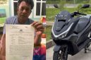 Ket Foto: Orang tua Fauzan, Moh. Badar, usai membuat laporan ke Polsek Pasongsongan (kiri), dan ilustrasi sepeda motor yang dilaporkan raib (kanan).