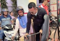 Ket Foto: Bang Ali Zainal Abidin memimpin langsung aksi pembagian BBM gratis bersama relawan BASHRA untuk pengendara sepeda motor di salah satu SPBU Kabupaten Pamekasan, Selasa (22/9/2026). Aksi tersebut menjadi bagian dari semangat Fastabiqul Khairat dan kepedulian terhadap masyarakat.