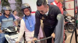Ket Foto: Bang Ali Zainal Abidin memimpin langsung aksi pembagian BBM gratis bersama relawan BASHRA untuk pengendara sepeda motor di salah satu SPBU Kabupaten Pamekasan, Selasa (22/9/2026). Aksi tersebut menjadi bagian dari semangat Fastabiqul Khairat dan kepedulian terhadap masyarakat.