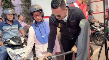 Ket Foto: Bang Ali Zainal Abidin memimpin langsung aksi pembagian BBM gratis bersama relawan BASHRA untuk pengendara sepeda motor di salah satu SPBU Kabupaten Pamekasan, Selasa (22/9/2026). Aksi tersebut menjadi bagian dari semangat Fastabiqul Khairat dan kepedulian terhadap masyarakat.