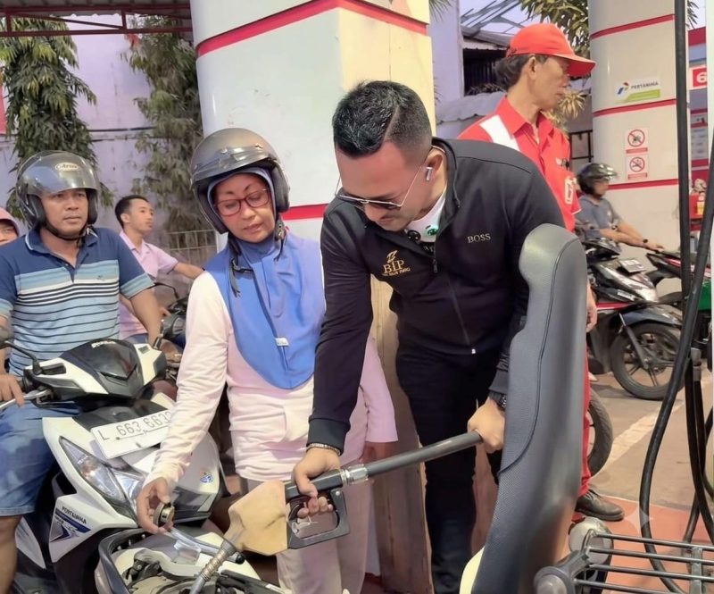 Ket Foto: Bang Ali Zainal Abidin memimpin langsung aksi pembagian BBM gratis bersama relawan BASHRA untuk pengendara sepeda motor di salah satu SPBU Kabupaten Pamekasan, Selasa (22/9/2026). Aksi tersebut menjadi bagian dari semangat Fastabiqul Khairat dan kepedulian terhadap masyarakat.