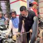 Ket Foto: Bang Ali Zainal Abidin memimpin langsung aksi pembagian BBM gratis bersama relawan BASHRA untuk pengendara sepeda motor di salah satu SPBU Kabupaten Pamekasan, Selasa (22/9/2026). Aksi tersebut menjadi bagian dari semangat Fastabiqul Khairat dan kepedulian terhadap masyarakat.