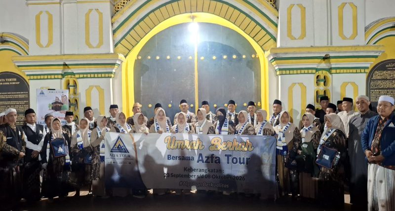30 jamaah Azfa Tour saat bersiap diberangkatkan menuju Tanah Suci dari depan Masjid Jami’ Sumenep, Selasa (22/9/2026).