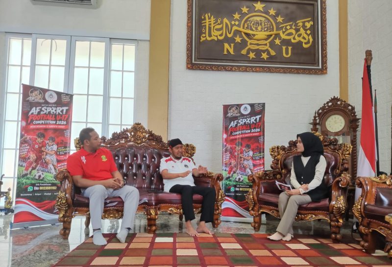 Ketua Askab PSSI Sumenep Febmi Noerdiansyah saat memaparkan persiapan Piala AF Sport U-17 Sumenep dalam Talk Show, Selasa (22/9/2026).