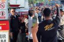 Ket Foto: Bang Ali memimpin langsung aksi pembagian BBM gratis bagi warga di salah satu SPBU di Pamekasan.