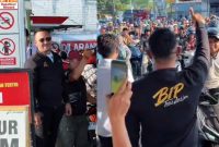 Ket Foto: Bang Ali memimpin langsung aksi pembagian BBM gratis bagi warga di salah satu SPBU di Pamekasan.