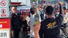 Ket Foto: Bang Ali memimpin langsung aksi pembagian BBM gratis bagi warga di salah satu SPBU di Pamekasan.