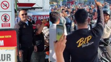 Ket Foto: Bang Ali memimpin langsung aksi pembagian BBM gratis bagi warga di salah satu SPBU di Pamekasan.