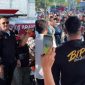 Ket Foto: Bang Ali memimpin langsung aksi pembagian BBM gratis bagi warga di salah satu SPBU di Pamekasan.