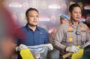 Ket Foto: Kapolres Sampang AKBP Anang Hardiyanto bersama Kasatreskrim Iptu Nur Fajri Alim saat mengungkap kasus pembunuhan menantu tiri terhadap mertua di Sampang, dengan barang bukti parang yang diamankan polisi.