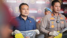 Ket Foto: Kapolres Sampang AKBP Anang Hardiyanto bersama Kasatreskrim Iptu Nur Fajri Alim saat mengungkap kasus pembunuhan menantu tiri terhadap mertua di Sampang, dengan barang bukti parang yang diamankan polisi.