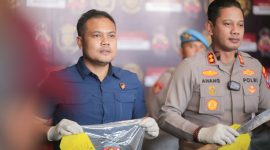 Ket Foto: Kapolres Sampang AKBP Anang Hardiyanto bersama Kasatreskrim Iptu Nur Fajri Alim saat mengungkap kasus pembunuhan menantu tiri terhadap mertua di Sampang, dengan barang bukti parang yang diamankan polisi.