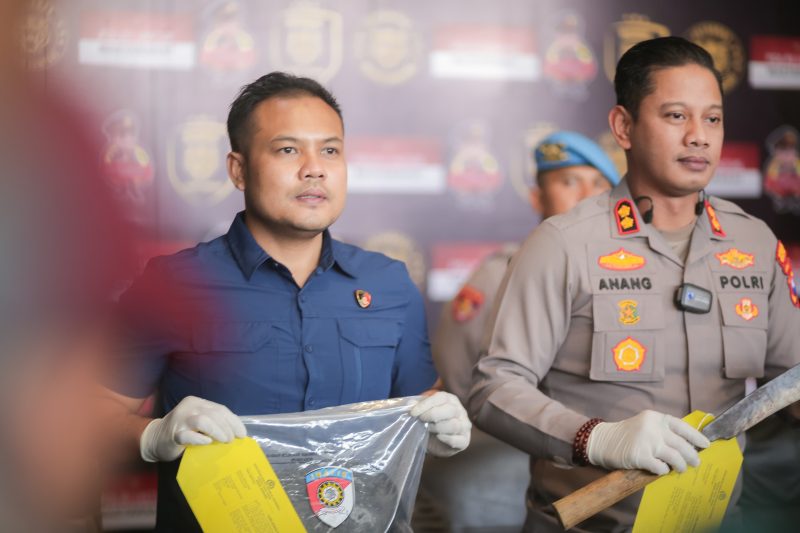 Ket Foto: Kapolres Sampang AKBP Anang Hardiyanto bersama Kasatreskrim Iptu Nur Fajri Alim saat mengungkap kasus pembunuhan menantu tiri terhadap mertua di Sampang, dengan barang bukti parang yang diamankan polisi.