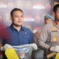 Ket Foto: Kapolres Sampang AKBP Anang Hardiyanto bersama Kasatreskrim Iptu Nur Fajri Alim saat mengungkap kasus pembunuhan menantu tiri terhadap mertua di Sampang, dengan barang bukti parang yang diamankan polisi.