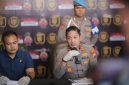 Ket Foto: Kapolres Sampang AKBP Anang Hardiyanto bersama Kasatreskrim Iptu Nur Fajri Alim saat mengungkap kasus pembunuhan menantu tiri terhadap mertua di Kecamatan Tambelangan, Sampang, dengan barang bukti parang yang diamankan polisi.