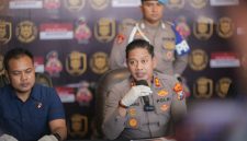 Ket Foto: Kapolres Sampang AKBP Anang Hardiyanto bersama Kasatreskrim Iptu Nur Fajri Alim saat mengungkap kasus pembunuhan menantu tiri terhadap mertua di Kecamatan Tambelangan, Sampang, dengan barang bukti parang yang diamankan polisi.