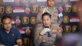 Ket Foto: Kapolres Sampang AKBP Anang Hardiyanto bersama Kasatreskrim Iptu Nur Fajri Alim saat mengungkap kasus pembunuhan menantu tiri terhadap mertua di Kecamatan Tambelangan, Sampang, dengan barang bukti parang yang diamankan polisi.