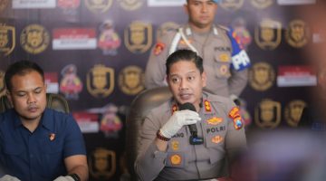 Ket Foto: Kapolres Sampang AKBP Anang Hardiyanto bersama Kasatreskrim Iptu Nur Fajri Alim saat mengungkap kasus pembunuhan menantu tiri terhadap mertua di Kecamatan Tambelangan, Sampang, dengan barang bukti parang yang diamankan polisi.