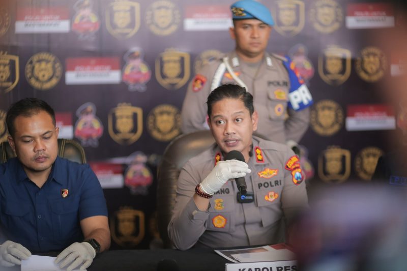 Ket Foto: Kapolres Sampang AKBP Anang Hardiyanto bersama Kasatreskrim Iptu Nur Fajri Alim saat mengungkap kasus pembunuhan menantu tiri terhadap mertua di Kecamatan Tambelangan, Sampang, dengan barang bukti parang yang diamankan polisi.