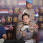 Ket Foto: Kapolres Sampang AKBP Anang Hardiyanto bersama Kasatreskrim Iptu Nur Fajri Alim saat mengungkap kasus pembunuhan menantu tiri terhadap mertua di Kecamatan Tambelangan, Sampang, dengan barang bukti parang yang diamankan polisi.