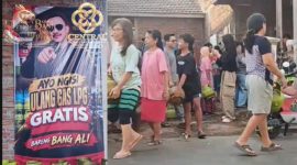 Ket Foto: Ratusan warga memadati satu lokasi untuk mengikuti program isi ulang LPG gratis yang digelar Bang Ali bersama relawan BASHRA di Pamekasan