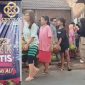 Ket Foto: Ratusan warga memadati satu lokasi untuk mengikuti program isi ulang LPG gratis yang digelar Bang Ali bersama relawan BASHRA di Pamekasan