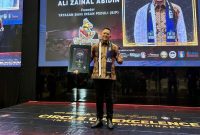 Dua Penghargaan Asia: Founder BASHRA BIP H. Ali Zainal Abidin (Bang Ali) menerima dua penghargaan tingkat Asia dalam ajang yang diselenggarakan Asia Award Media di Grand Mercure Kemayoran, Jakarta, Jumat (25/9/2026). Bang Ali mempersembahkan penghargaan ini sepenuhnya untuk anak yatim dan dhuafa.
(Foto: Dok. BASHRA BIP)