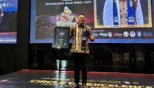 Dua Penghargaan Asia: Founder BASHRA BIP H. Ali Zainal Abidin (Bang Ali) menerima dua penghargaan tingkat Asia dalam ajang yang diselenggarakan Asia Award Media di Grand Mercure Kemayoran, Jakarta, Jumat (25/9/2026). Bang Ali mempersembahkan penghargaan ini sepenuhnya untuk anak yatim dan dhuafa.
(Foto: Dok. BASHRA BIP)