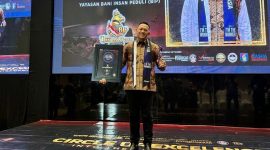 Dua Penghargaan Asia: Founder BASHRA BIP H. Ali Zainal Abidin (Bang Ali) menerima dua penghargaan tingkat Asia dalam ajang yang diselenggarakan Asia Award Media di Grand Mercure Kemayoran, Jakarta, Jumat (25/9/2026). Bang Ali mempersembahkan penghargaan ini sepenuhnya untuk anak yatim dan dhuafa.
(Foto: Dok. BASHRA BIP)