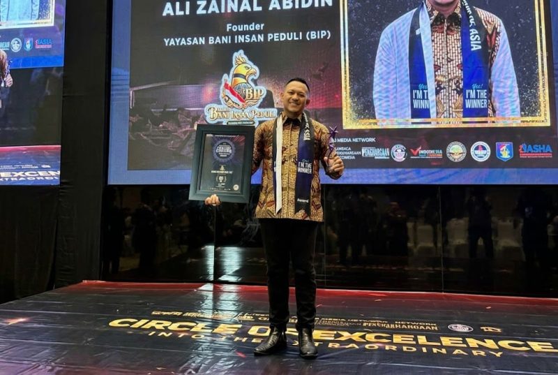 Dua Penghargaan Asia: Founder BASHRA BIP H. Ali Zainal Abidin (Bang Ali) menerima dua penghargaan tingkat Asia dalam ajang yang diselenggarakan Asia Award Media di Grand Mercure Kemayoran, Jakarta, Jumat (25/9/2026). Bang Ali mempersembahkan penghargaan ini sepenuhnya untuk anak yatim dan dhuafa.
(Foto: Dok. BASHRA BIP)