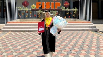 Ket Foto: Dr. Sri Roekminiati, S.Sos., M.KP. usai mengikuti prosesi wisuda Program Doktor Ilmu Administrasi FISIP Universitas Jember dengan capaian IPK sempurna 4,00, Sabtu (26/9/2026).