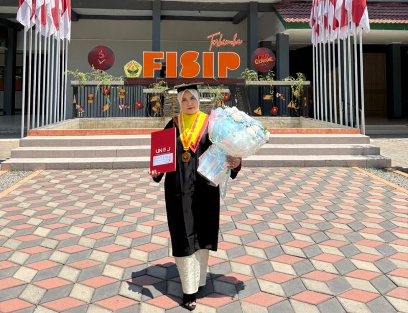 Ket Foto: Dr. Sri Roekminiati, S.Sos., M.KP. usai mengikuti prosesi wisuda Program Doktor Ilmu Administrasi FISIP Universitas Jember dengan capaian IPK sempurna 4,00, Sabtu (26/9/2026).